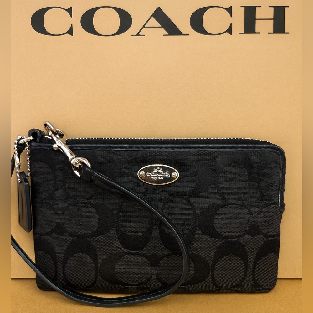 ✨ COACH Signature Corner Zip Wristlet – Classic & Timeless | EUC | MSRP $85 ✨ - Picture 2 of 10